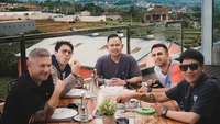 Masih di Malang, Jawa Timur, The Dudas Minus One bersama Gilang makan di restoran milik keluarga Eca Aura. Foto: Instagram/ @thedudasofficial
