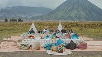 Momen The Dudas Minus One bersama Eca Aura, Gilang ‘Juragan 99’, dan King Abdi juga terlihat saat piknik di Gunung Bromo. Foto: Instagram/ @thedudasofficial