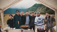 The Dudas Minus One tampak membagikan momen bersama Eca Aura, Gilang ‘Juragan 99’, dan King Abdi. Mereka foto dengan latar Gunung Bromo di tenda yang digunakan untuk memasak. Foto: Instagram/ @thedudasofficial