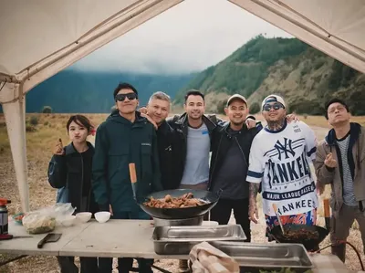 Seru! Momen The Dudas Minus One Saat Touring dan Makan Bareng