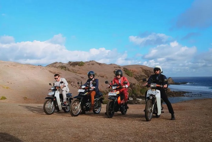 The Dudas Minus One saat touring dan makan bersama