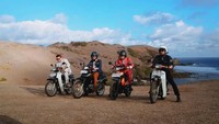 Selebriti Gading Marten, Ariel Noah, Desta Mahendra, dan Raffi Ahmad tergabung dalam geng motor bernama The Dudas Minus One. Keempatnya sudah melakukan touring ke Malang, Lombok, hingga Labuan Bajo. Foto: Instagram/ @thedudasofficial