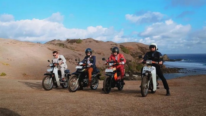 The Dudas Minus One saat touring dan makan bersama