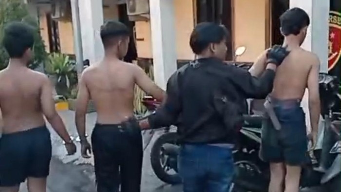 Tiga pemuda gangster diamankan di Polsek Prigen