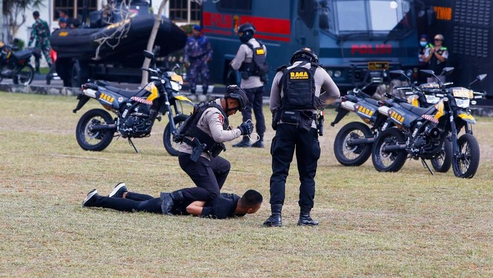 Tim Raga Polda Riau menunjukkan ketangkasannya dalam melumpuhkan geng motor di Hari Bhayangkara ke-79 di kantor Gubernur Riau, Selasa (1/7/2025).