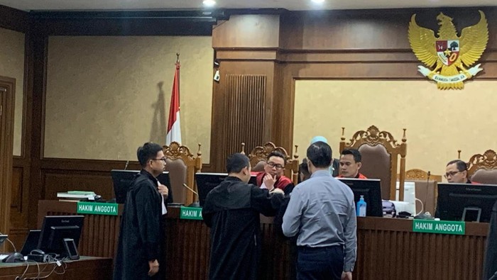 Tom Lembong saat menunjukkan gula rafinasi dan memakannya di ruang sidang (Mulia/detikcom)