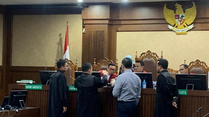 Tom Lembong saat menunjukkan gula rafinasi dan memakannya di ruang sidang (Mulia/detikcom)