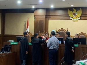 Diperiksa sebagai Terdakwa, Tom Lembong Makan Gula Rafinasi di Ruang Sidang