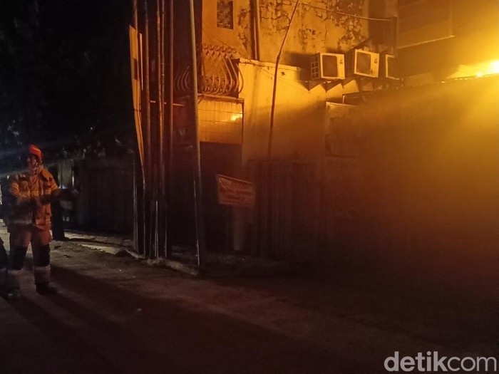 Jaringan listrik terbakar di atas minimarket di Jalan KH Mansyur Kota Pekalongan, Selasa (1/7/2025) malam.
