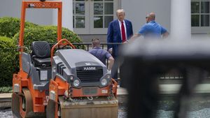 Trump Renovasi Gedung Putih, Rumput Diganti Paving Blok