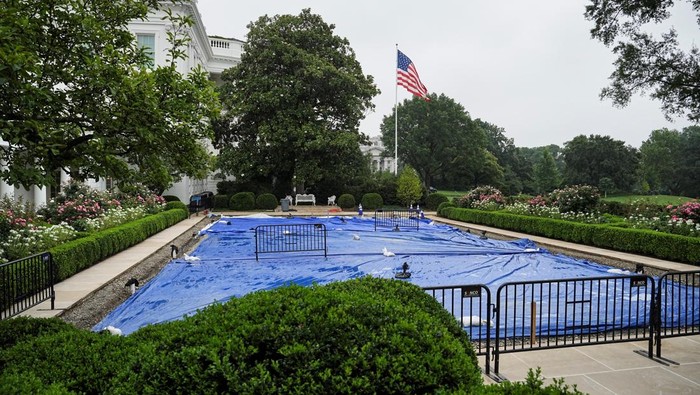 Donald Trump merenovasi halaman Gedung Putih dengan mengganti rumput menjadi paving blok. Langkah ini menuai sorotan dan kontroversi publik.