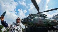 Peletakan helikopter dilakukan pada Jumat (27/6/2025) dini hari. Hingga kini, petugas masih melakukan tahap finishing di sekitar lokasi tugu.