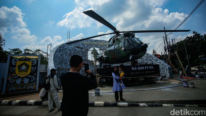 Tugu Helikopter Jadi Ikon Baru di Cibinong Warga antusias berfoto di Tugu Helikopter SA-330 Puma di Cibinong, Bogor. Tugu ini menandai keberadaan Pangkalan TNI AU Atang Sendjaja.