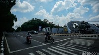 Meski belum rampung sepenuhnya, antusiasme warga sangat tinggi. Banyak yang datang untuk melihat langsung dan mengabadikan momen di depan tugu.