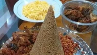 Memilih jalur alternatif seorang netizen menyajikan tumpeng bukan dari nasi. Ia membuatnya dar mie yang ditumpuk mengerucut dengan lauk telur dadar, sosis, hingga ayam goreng. Foto: Instagram/recehqq.id