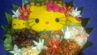 Alih-alih berbentuk kerucut, seorang netizen memamerkan tumpeng dengan karakter Hello Kitty. Bahkan ada tiga Hello Kitty dalam satu tampah. Foto: Instagram/recehqq.id