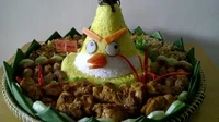 Hadir dalam bentuk jenaka, ada tumpeng yang dibuat mirip karakter Angry Bird. Penyajiannya bahkan lengkap dengan lauk ayam goreng, perkedel, hingga karedok. Foto: Instagram/recehqq.id