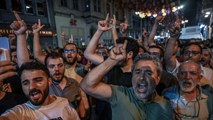 Islamist protesters clash with Turkish anti riot police officers as they gather to protests Leman cartoon magazine in Istanbul on June 30,2025. Clashes erupted in Istanbul Monday with police firing rubber bullets and tear gas to break up an angry mob after allegations that a satirical magazine had published a cartoon of the Prophet Mohammed, an AFP correspondent said. The incident occurred after Istanbuls chief prosecutor ordered the arrest of the editors at LeMan magazine on grounds it had published a cartoon which publicly insulted religious values. (Photo by Ozan KOSE / AFP)