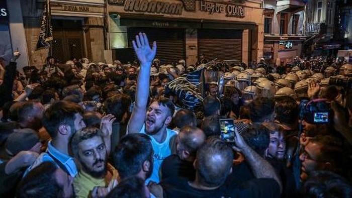 Islamist protesters clash with Turkish anti riot police officers as they gather to protests Leman cartoon magazine in Istanbul on June 30,2025. Clashes erupted in Istanbul Monday with police firing rubber bullets and tear gas to break up an angry mob after allegations that a satirical magazine had published a cartoon of the Prophet Mohammed, an AFP correspondent said. The incident occurred after Istanbuls chief prosecutor ordered the arrest of the editors at LeMan magazine on grounds it had published a cartoon which publicly insulted religious values. (Photo by Ozan KOSE / AFP)
