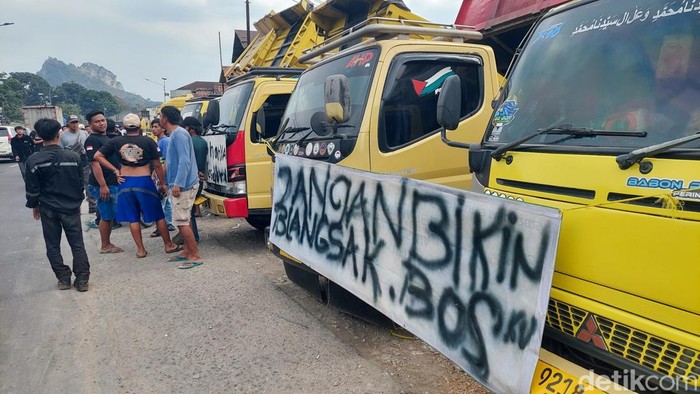 Unjuk rasa buruh tambang di Bandung Barat usai 13 lokasi tambang ilegal ditutup pemerintah.