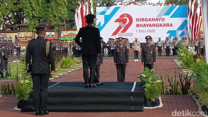 Upacara peringatan HUT Bhayangkara ke-79 di Mapolda Sulsel, Selasa (1/7/2025).
