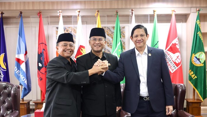 Wagub Erwan Setiawan dan Sekda Herman Suryatman bertemu di DPRD Jabar.