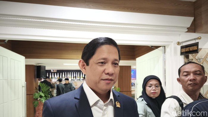 Wakil DPRD Jabar Iswara usai menjadi saksi perdamaian seteru Wagub Jabar Erwan Setiawan dan Sekda Jabar Herman.