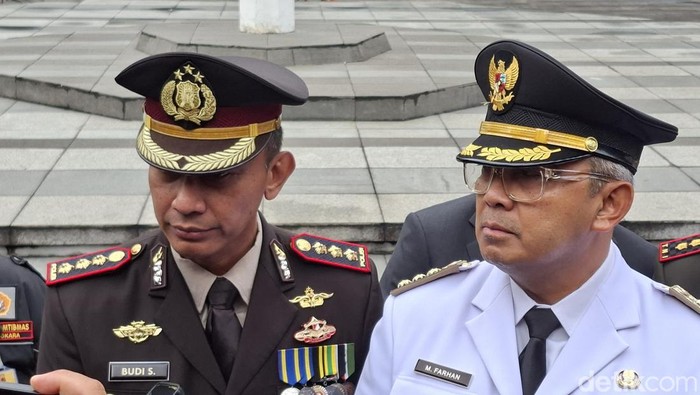 Wali Kota Bandung M Farhan (kanan) dan Kapolrestabes Bandung Kombes Pol Budi Sartono