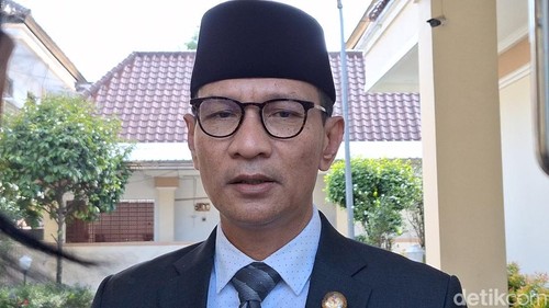 Wali Kota Mataram Mohan Roliskana saat diwawancarai di Pendopo Wali Kota Mataram, Selasa (1/7/2025).