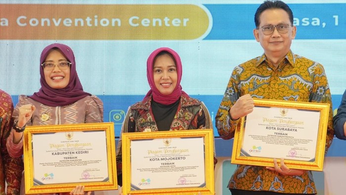 Wali Kota Mojokerto Ika Puspitasari (Ning Ita) menerima piagam penghargaan