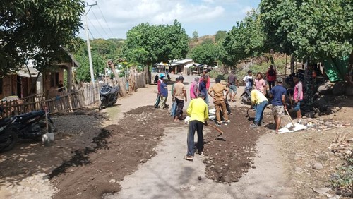 Warga bergotong royong memperbaiki kondisi jalan Provinsi yang rusak di wilayah Kecamatan Soromandi, Kabupaten Bima, NTB, Selasa, (1/7/2025). (istimewa)
