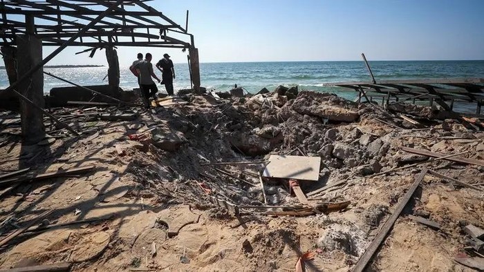 Palestinians inspect the site of an Israeli airstrike on Al-Baqa cafeteria, according to Gazas health ministry, in western Gaza City, June 30, 2025. (Reuters)