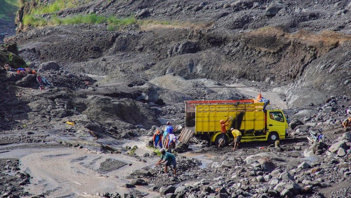 Warga melintasi kawasan rawan banjir lahar hujan Gunung Semeru di Desa Supiturang, Kecamatan Pronojiwo, Lumajang, Jawa Timur, Selasa (1/7/2025). Badan Penanggulangan Bencana Daerah (BPBD) Lumajang mengimbau kepada masyarakat yang beraktivitas di sekitar Daerah Aliran Sungai (DAS) Gunung Semeru untuk selalu waspada dan memperhatikan perkembangan informasi dari pos pengamatan maupun BPBD mengingat anomali cuaca kemarau basah yang berpotensi menimbulkan bencana hidrometeorologi. ANTARA FOTO/Irfan Sumanjaya/foc.
