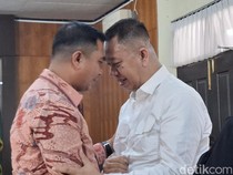 Hakim Cecar Pj Sekda Pekanbaru Zulfahmi Soal Tas Bally-Goodie Bag Lebih Berat