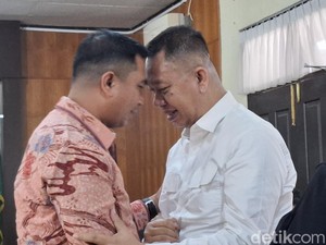 Hakim Cecar Pj Sekda Pekanbaru Zulfahmi Soal Tas Bally-Goodie Bag Lebih Berat