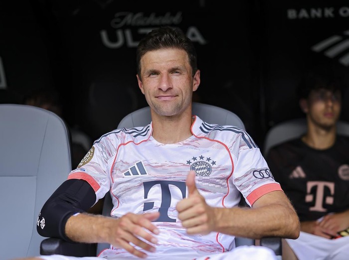 Thomas Muller dan Eve Rose Bitbol