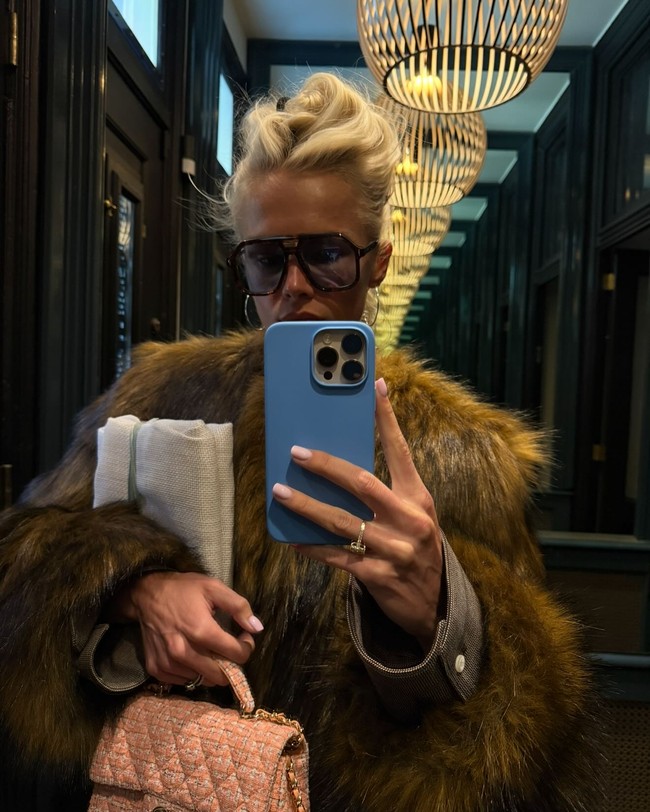 Mantan pasangan ini pertama kali bertemu di Amsterdam saat bek tersebut sedang meniti karier sebagai pemain Ajax.  Foto: Instagram @annekeedeligt
