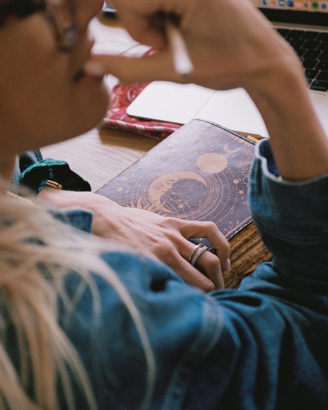 Dilaporkan jika postingan dan gaya hidup sang istri mengganggu bintang Manchester United itu. Tampaknya, Matthijs tak lagi bisa menerima konten spiritual AnneKee yang berlebihan, kata sumber. Foto: Instagram @annekeedeligt