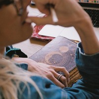 Dilaporkan jika postingan dan gaya hidup sang istri mengganggu bintang Manchester United itu. Tampaknya, Matthijs tak lagi bisa menerima konten spiritual AnneKee yang berlebihan, kata sumber. Foto: Instagram @annekeedeligt