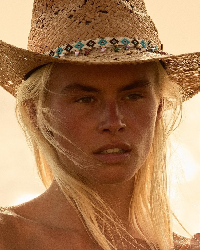 AnneKee sendiri dikenal sebagai model dan influencer yang sering membagikan gaya hidup ‘spiritual’ di Instagram.  Foto: Instagram @annekeedeligt