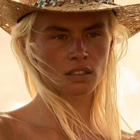 AnneKee sendiri dikenal sebagai model dan influencer yang sering membagikan gaya hidup ‘spiritual’ di Instagram.  Foto: Instagram @annekeedeligt