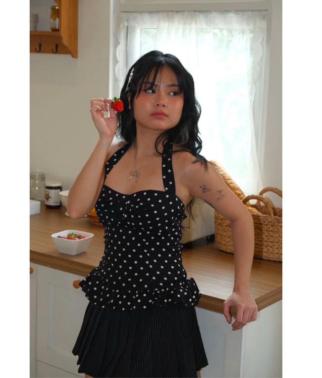 Atasan Retro Bermotif Polkadot yang Sedang Tren Atasan Retro Bermotif Polkadot yang Sedang Tren