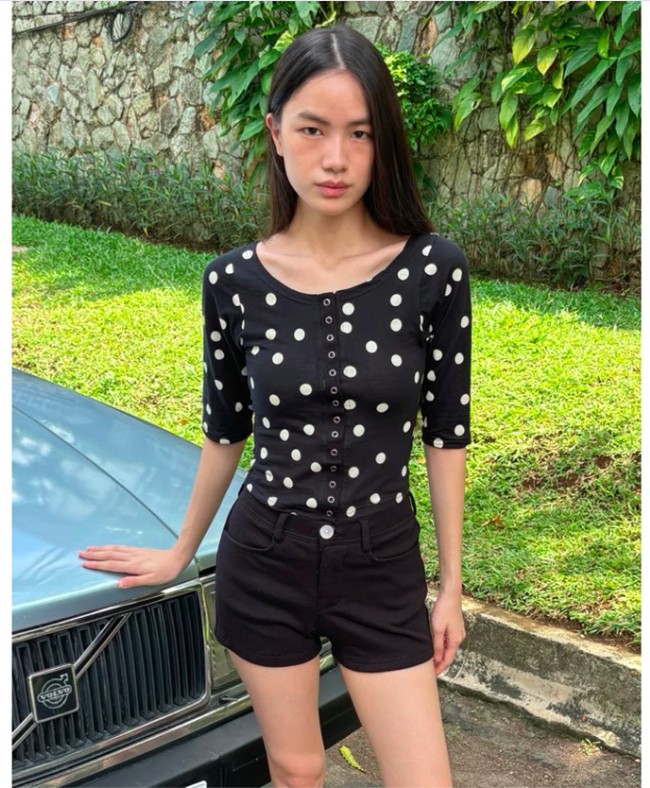 Atasan Retro Bermotif Polkadot yang Sedang Tren Atasan Retro Bermotif Polkadot yang Sedang Tren
