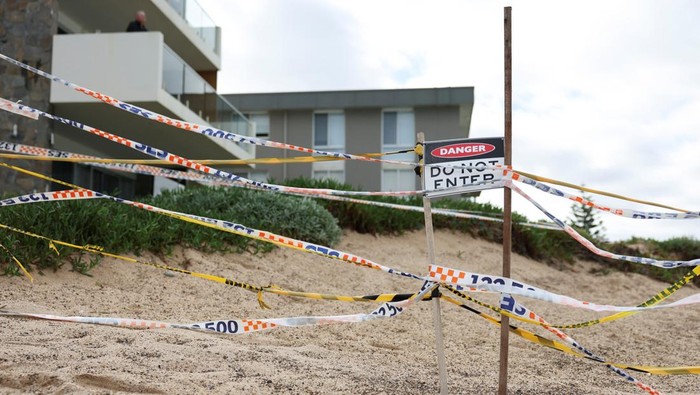 Badai Sebabkan Erosi Parah di Pesisir Australia Timur Badai menerjang kawasan The Entrance, Australia, menyebabkan erosi parah di garis pantai. Warga tetap beraktivitas meski sebagian area ambles.