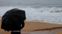 Erosi parah terlihat di garis pantai The Entrance, New South Wales, usai badai menerjang kawasan pesisir timur Australia. REUTERS/Hollie Adams