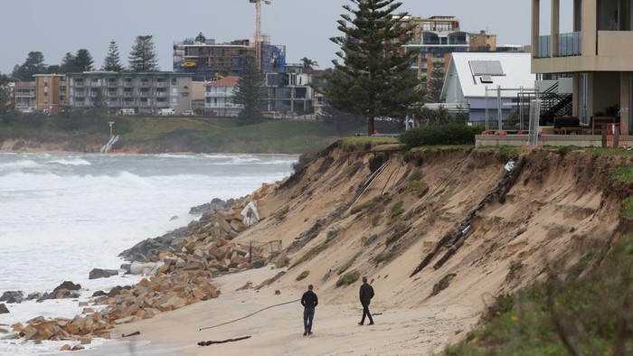 Badai Sebabkan Erosi Parah di Pesisir Australia Timur Badai menerjang kawasan The Entrance, Australia, menyebabkan erosi parah di garis pantai. Warga tetap beraktivitas meski sebagian area ambles.