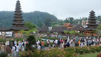 Wisatawan memadati area taman saat berkunjung di Daya Tarik Wisata (DTW) Ulun Danu Beratan, Tabanan, Bali, Rabu (2/7/2025). Foto: ANTARA FOTO/Nyoman Hendra Wibowo