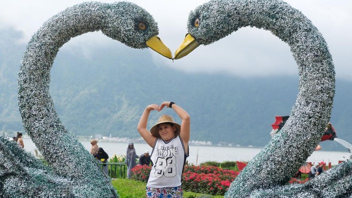 Wisatawan memadati area taman saat berkunjung di Daya Tarik Wisata (DTW) Ulun Danu Beratan, Tabanan, Bali, Rabu (2/7/2025). Badan Pusat Statistik Provinsi Bali mendata wisatawan mancanegara (wisman) yang datang ke Bali pada bulan Mei 2025 sebanyak 602.213 orang, meningkat 1,86 persen dibandingkan bulan April sebanyak 591.221 orang dengan didominasi wisman berasal dari Australia. ANTARA FOTO/Nyoman Hendra Wibowo/bar