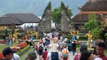Bali Kian Menggoda, Ulun Danu Beratan Diserbu Wisatawan