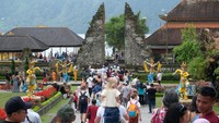 Wisatawan berkunjung di Daya Tarik Wisata (DTW) Ulun Danu Beratan, Tabanan, Bali. Badan Pusat Statistik Provinsi Bali mendata wisatawan mancanegara (wisman) yang datang ke Bali pada bulan Mei 2025 sebanyak 602.213 orang, meningkat 1,86 persen dibandingkan bulan April sebanyak 591.221 orang. Foto: ANTARA FOTO/Nyoman Hendra Wibowo